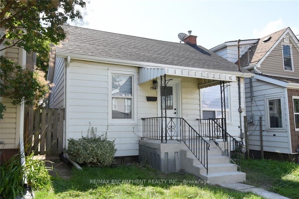 196 Wood St E