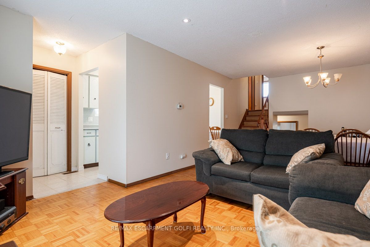 39 Canterbury Dr
