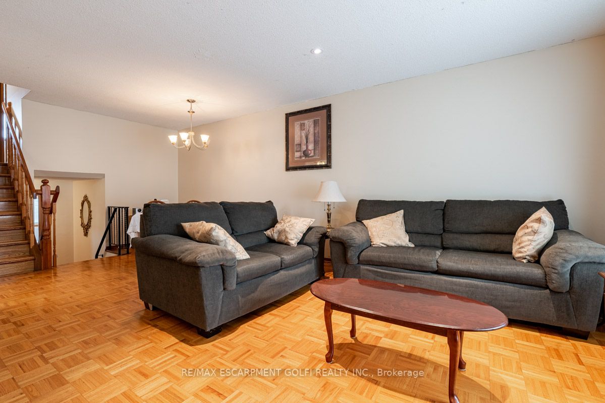 39 Canterbury Dr