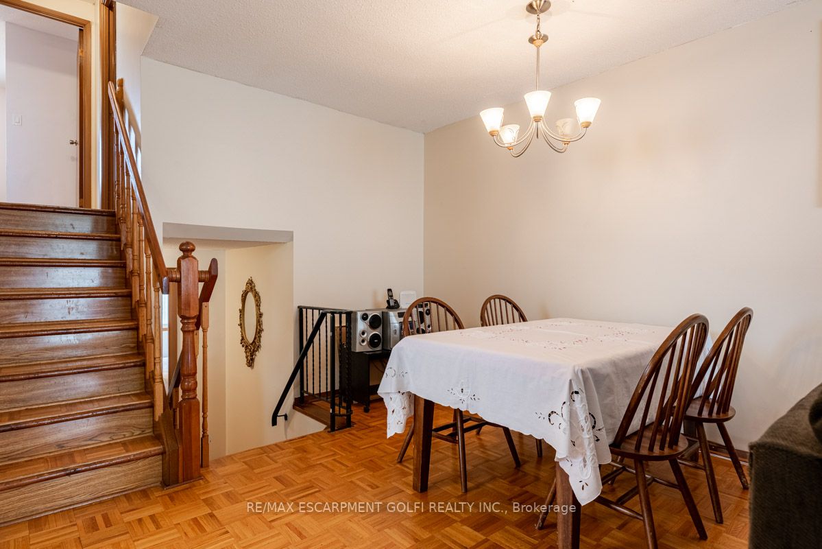 39 Canterbury Dr