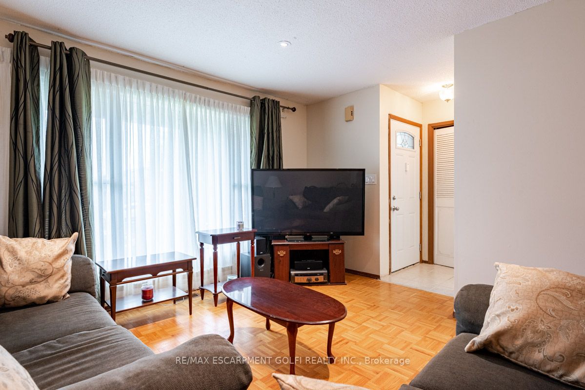 39 Canterbury Dr
