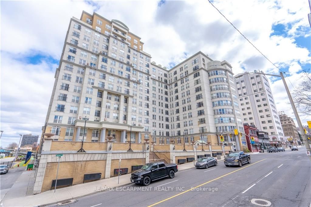 135 James St S, #701