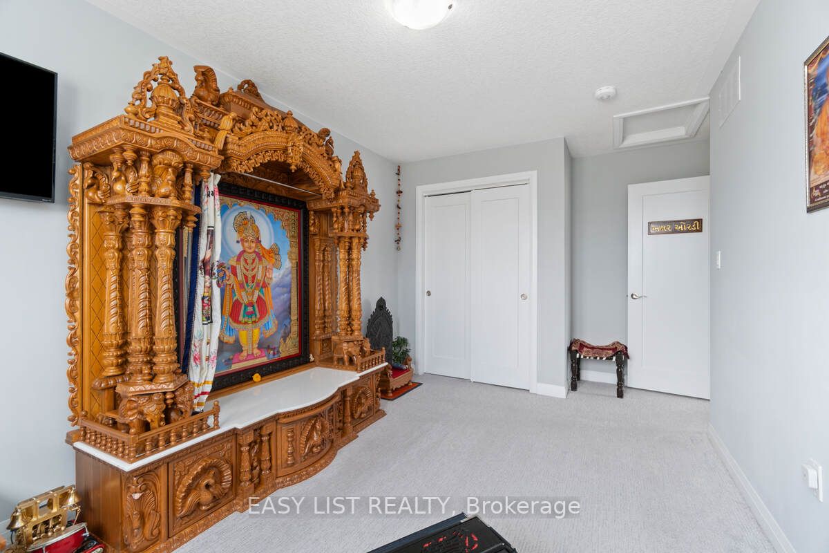 126 Laguna Village Cres