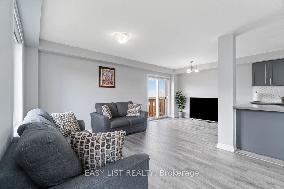 126 Laguna Village Cres