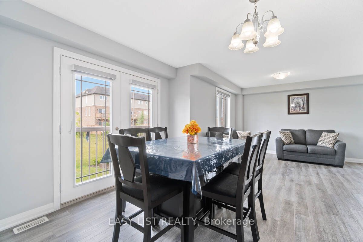 126 Laguna Village Cres