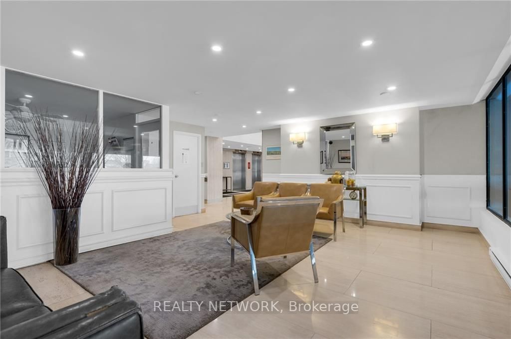 75 Queen St N, #1802