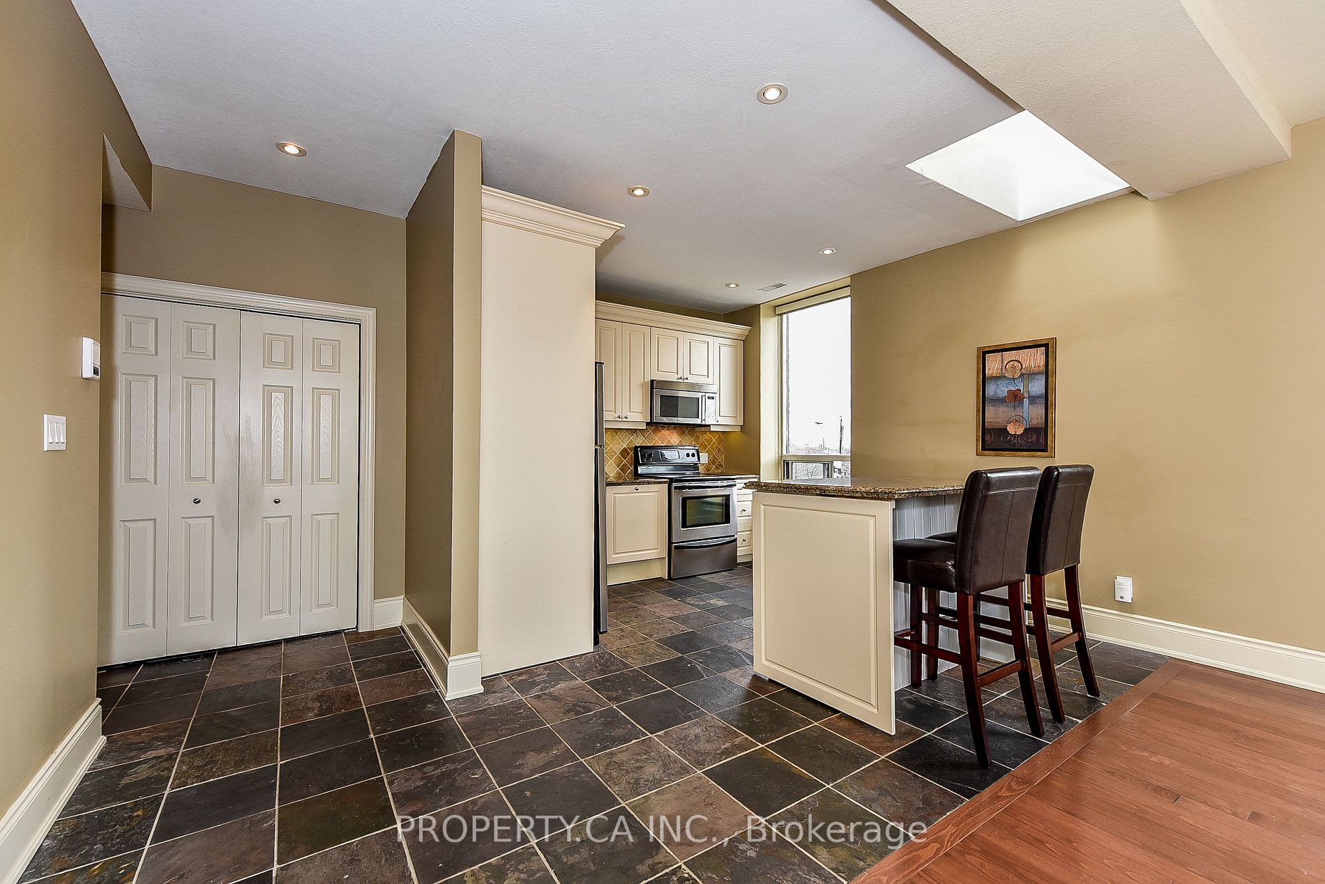 283 King Street E, #302