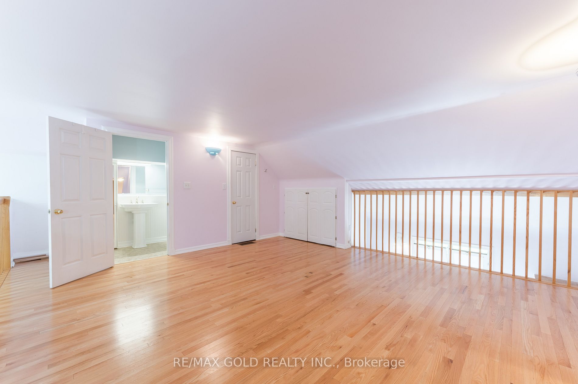 131 King St E