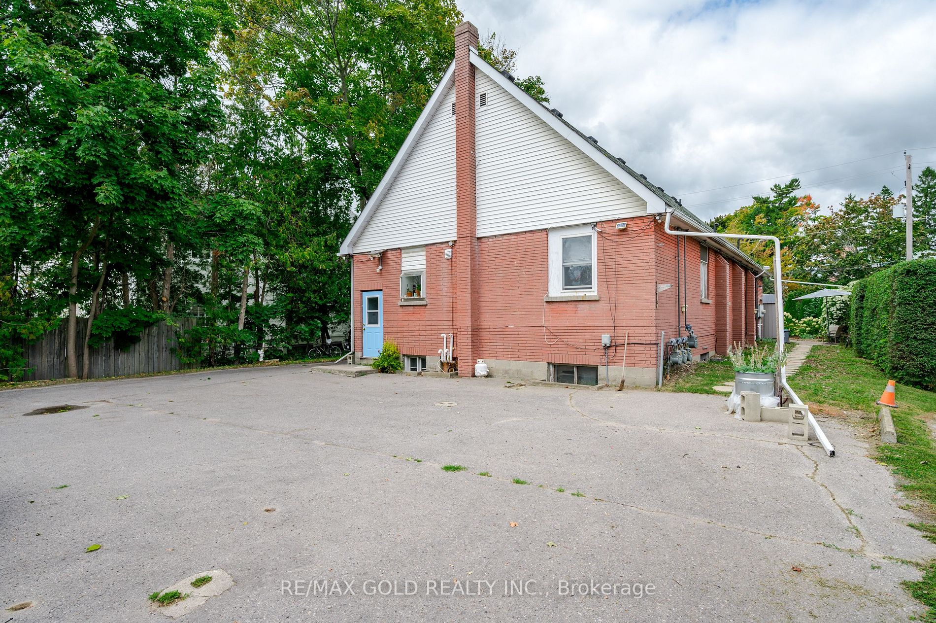 131 King St E