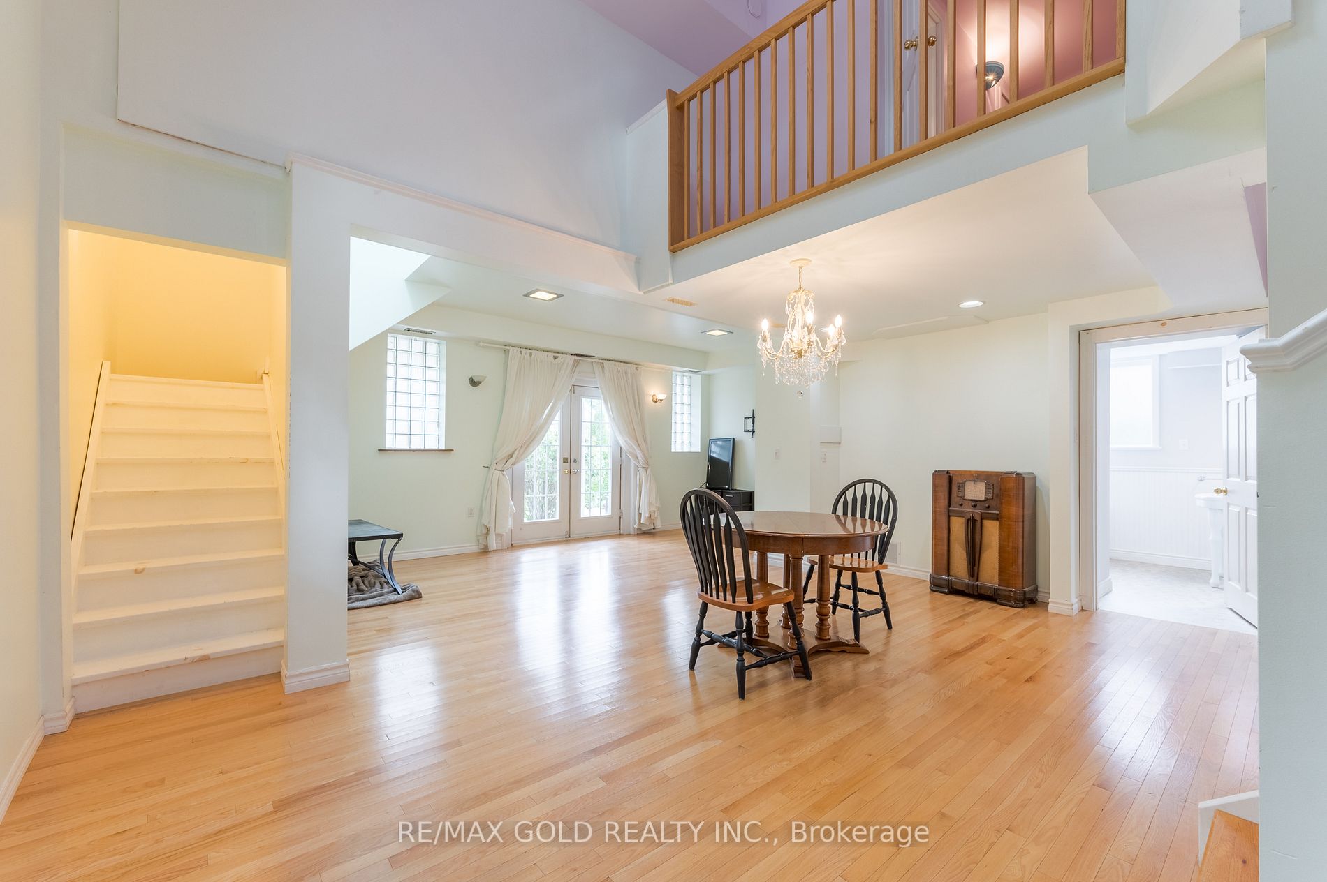 131 King St E