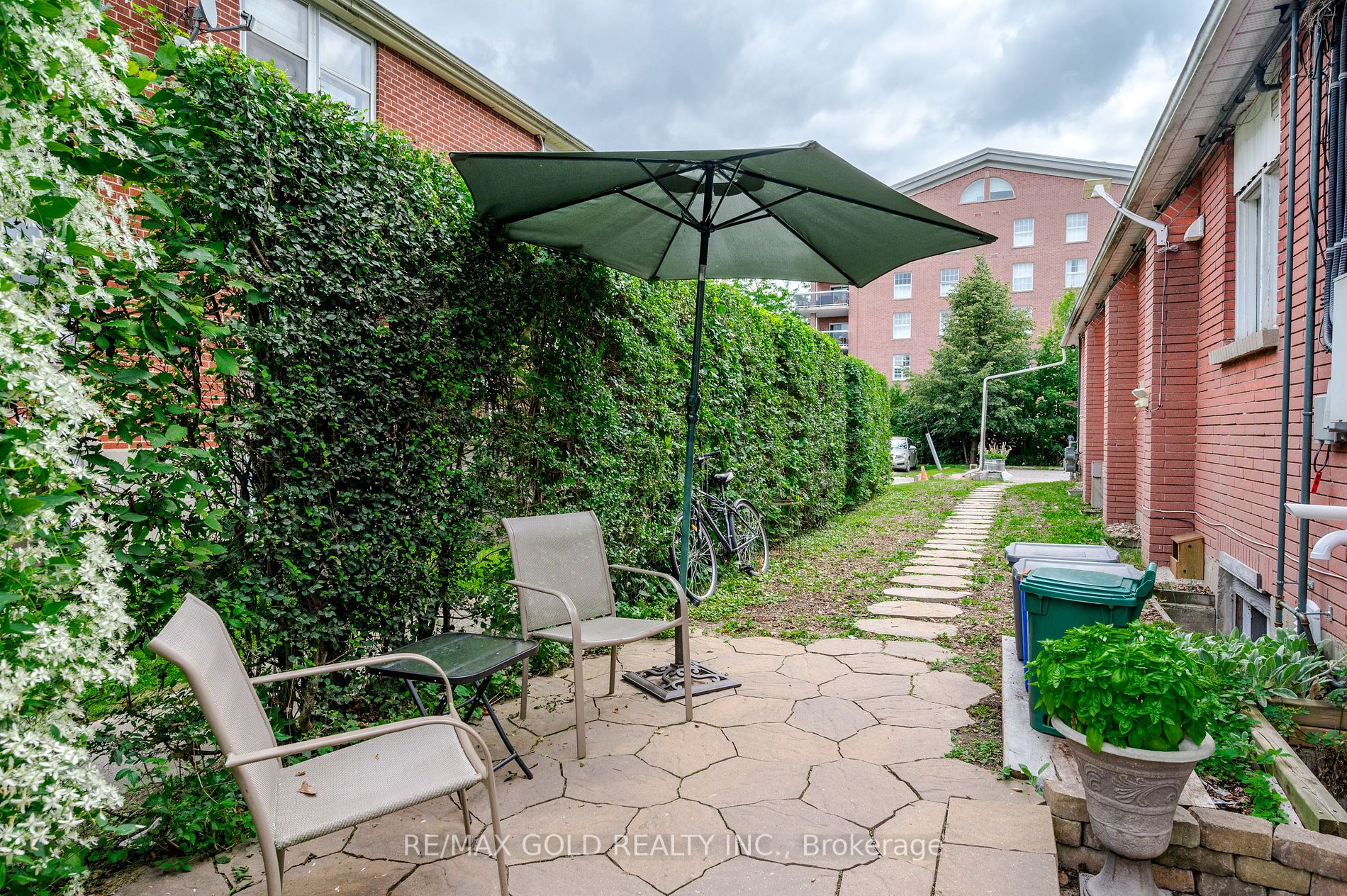 131 King St E