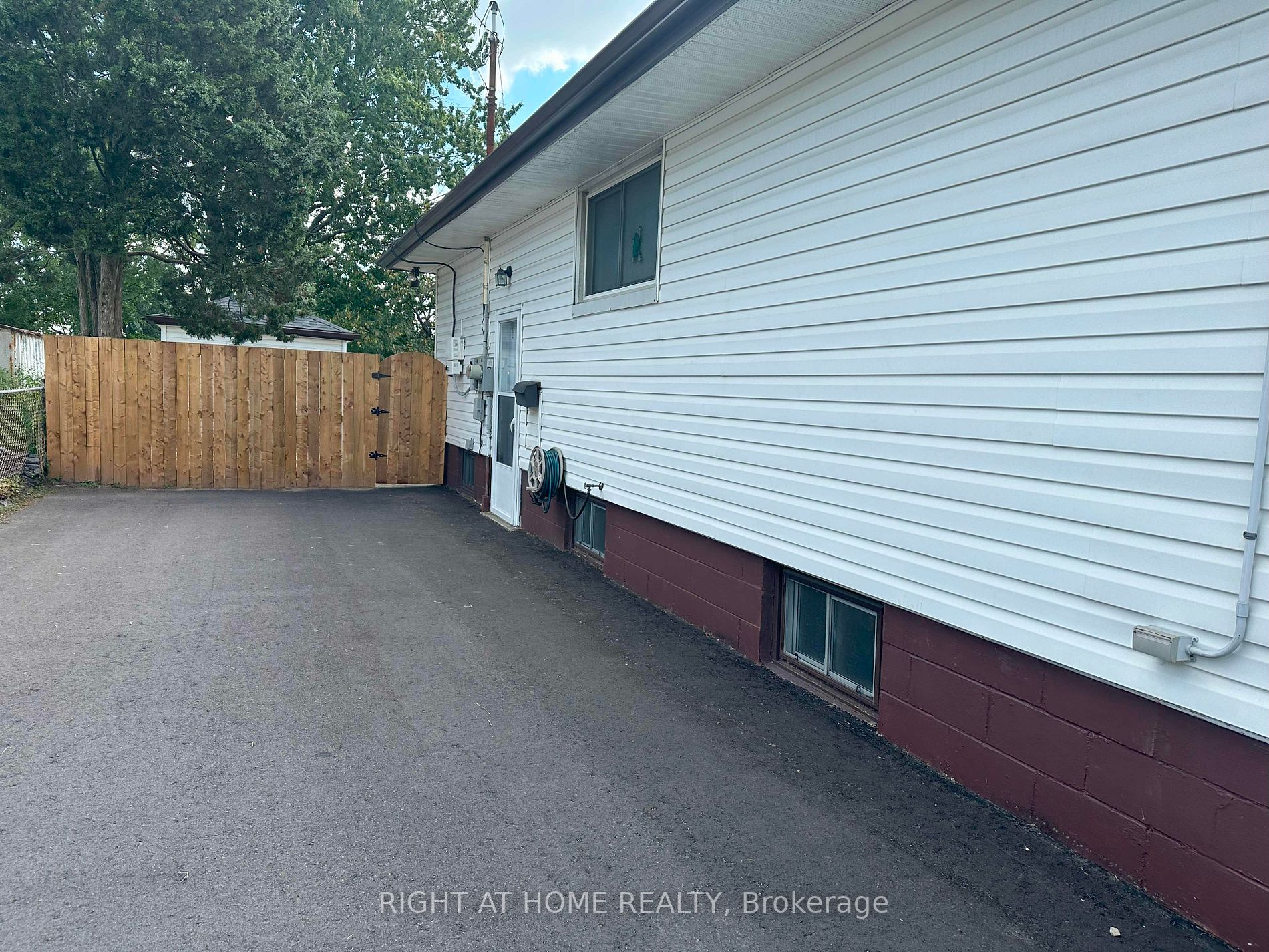 943 Upper Gage Ave