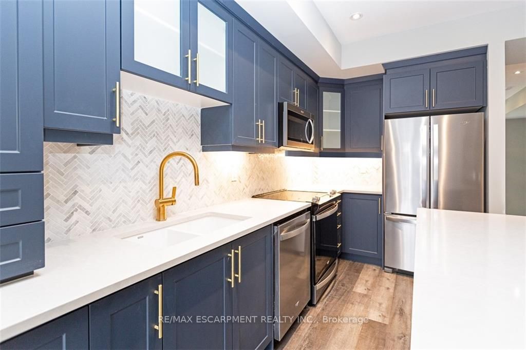 383 Dundas St, #27