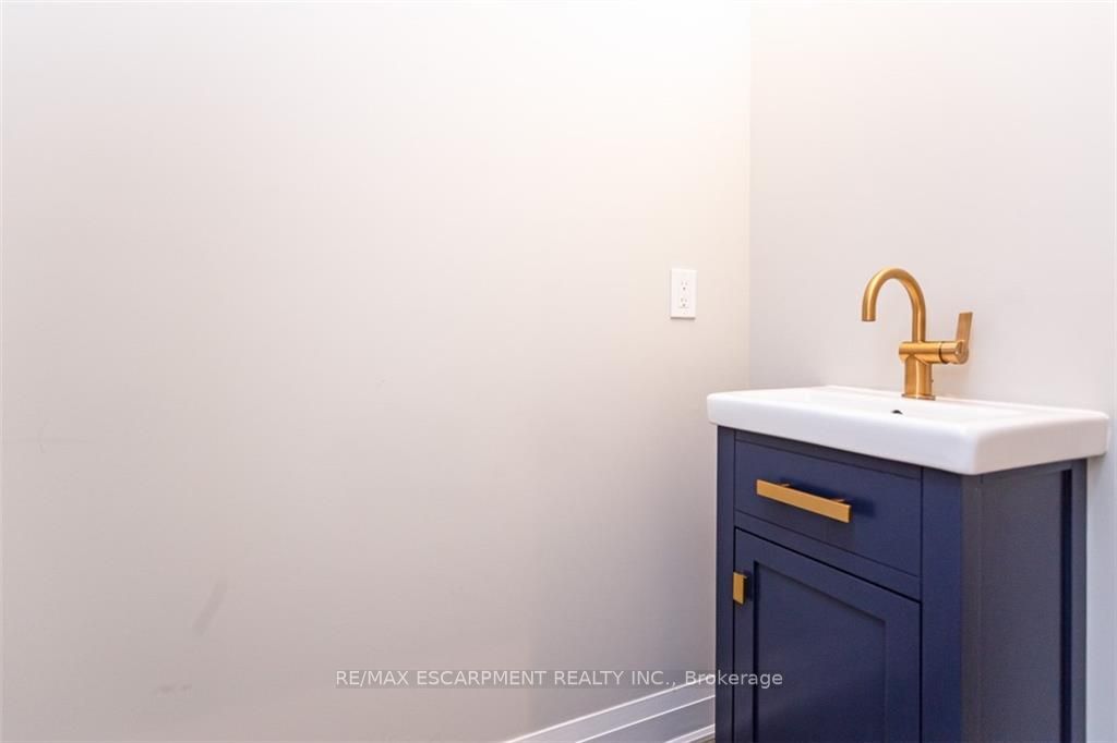 383 Dundas St, #27