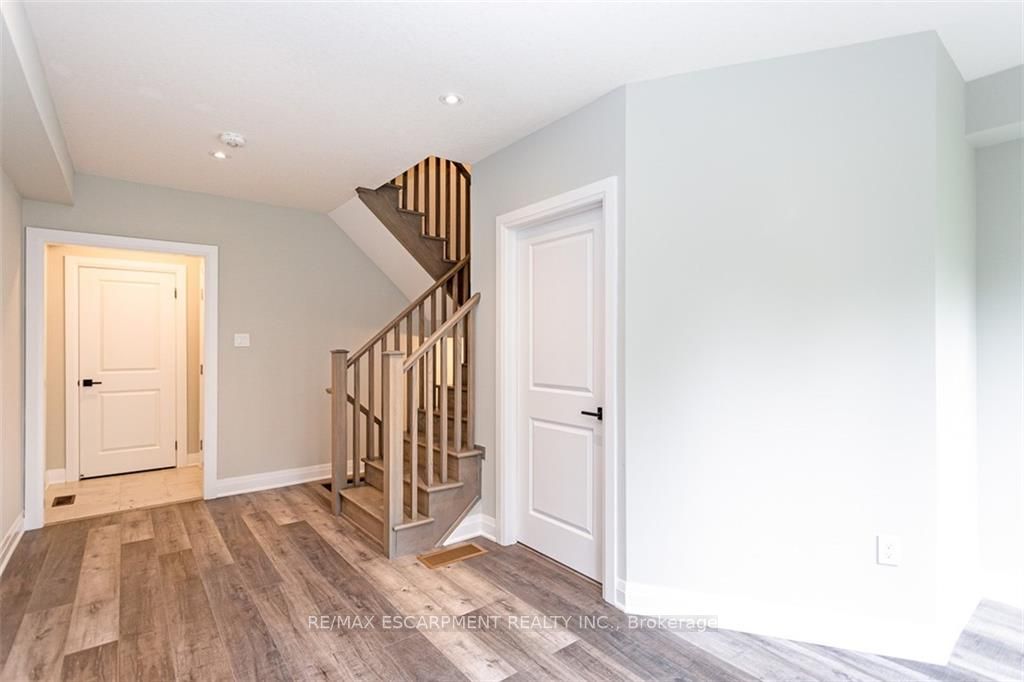 383 Dundas St, #27