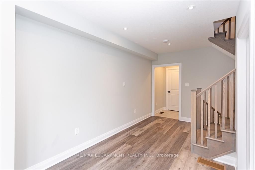 383 Dundas St, #27