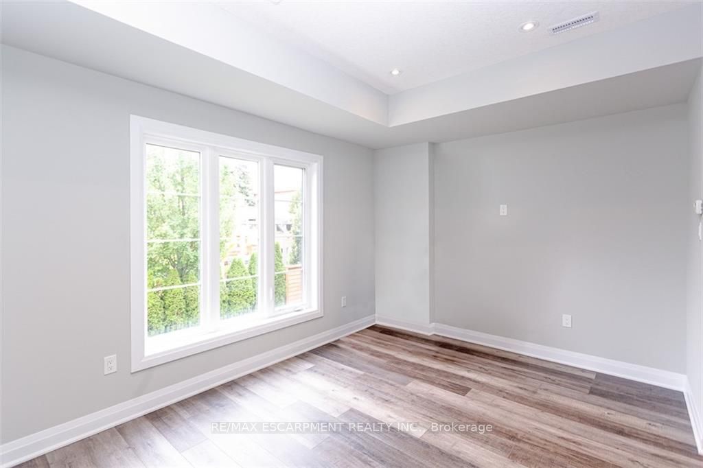 383 Dundas St, #27