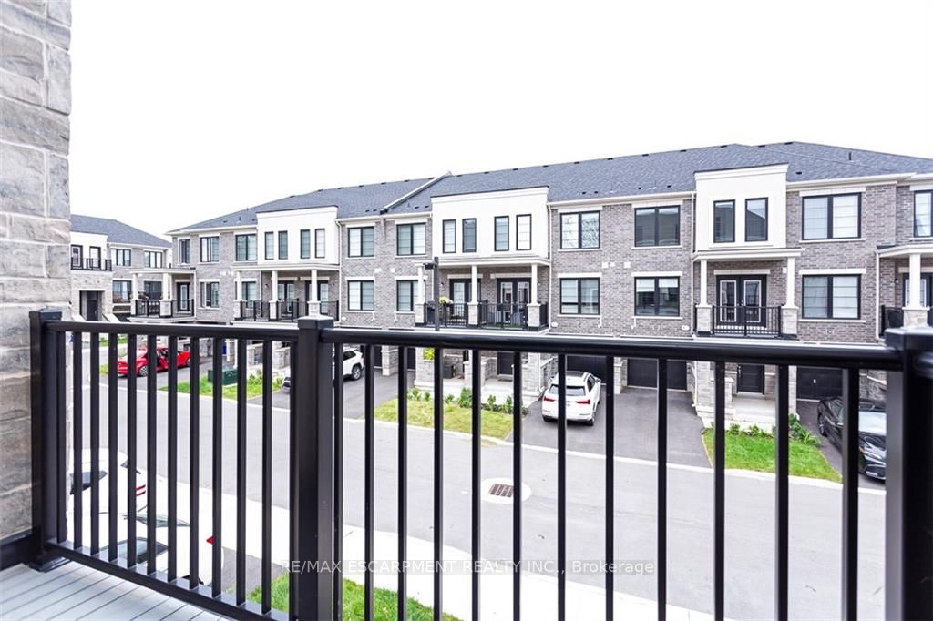 383 Dundas St, #27