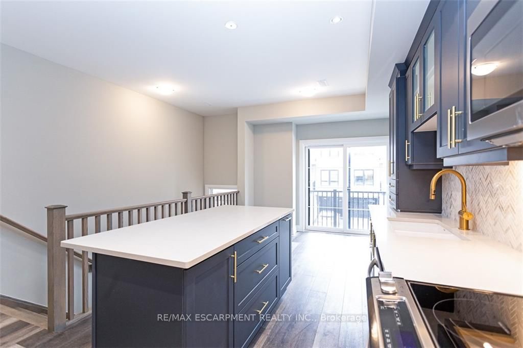 383 Dundas St, #27
