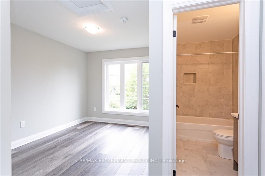 383 Dundas St, #27