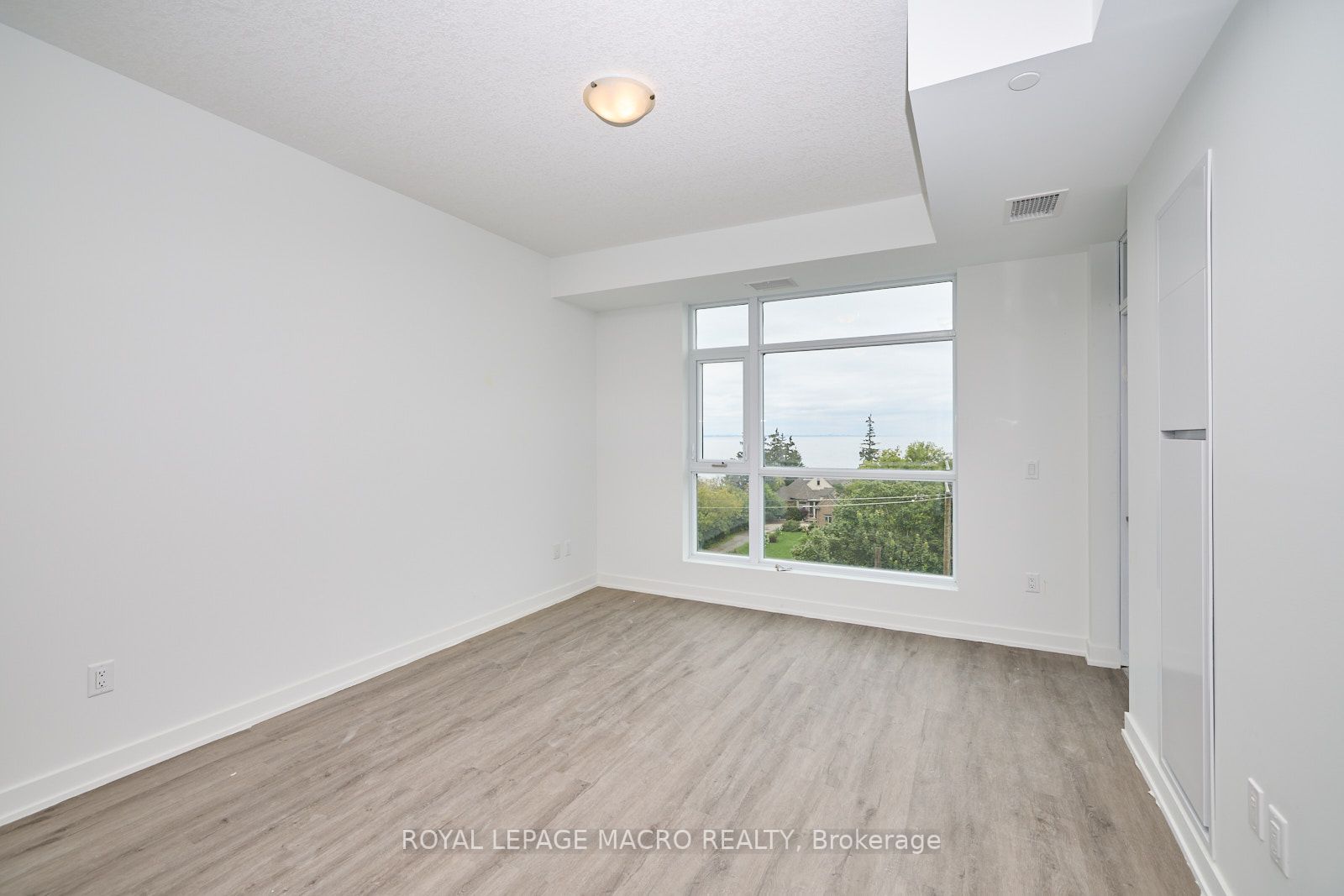 600 North Service Rd, #516