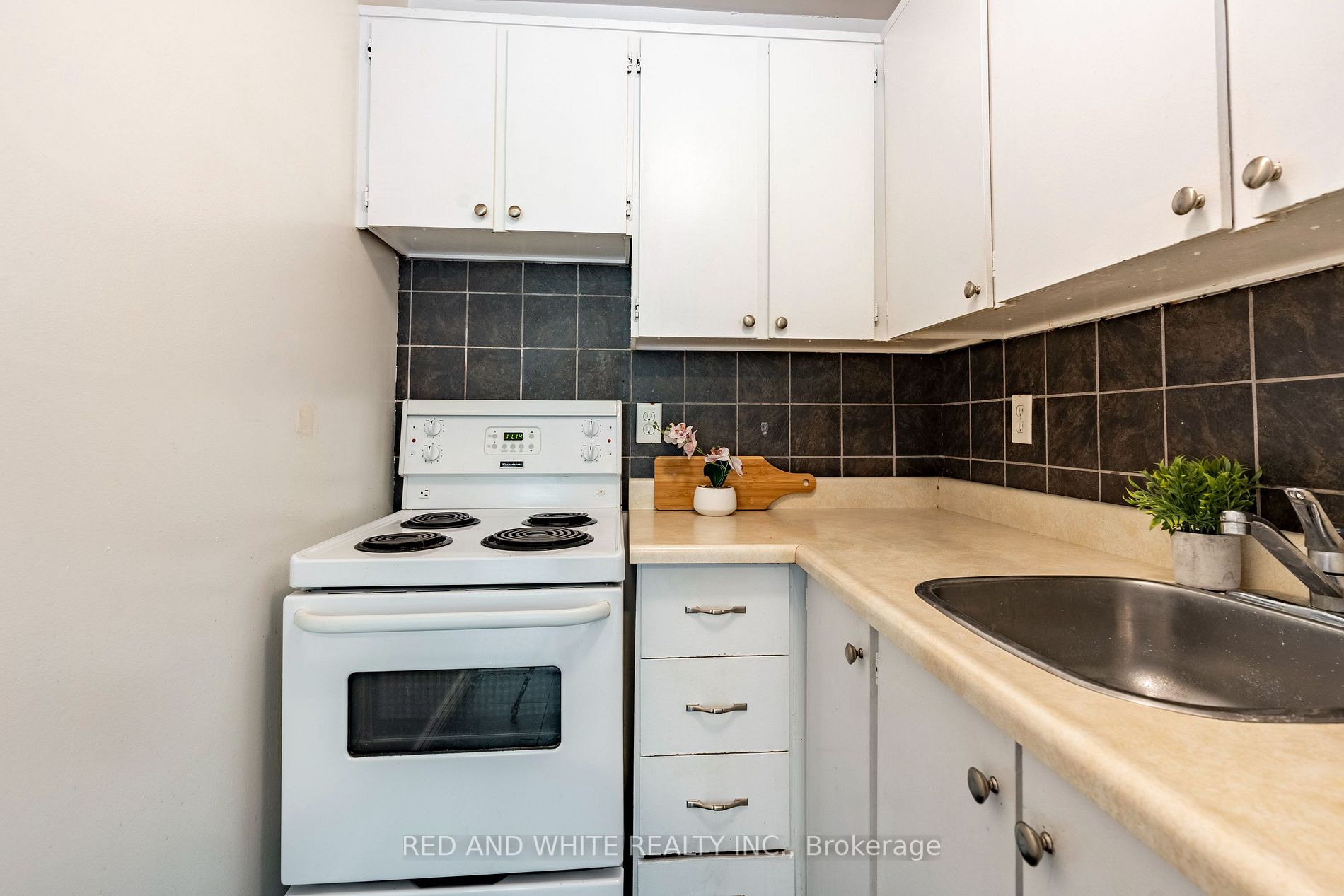 150 Charlton Avenue E, #405