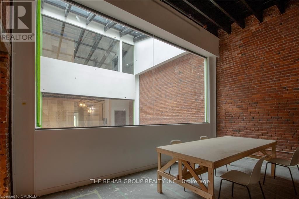 62 King St E