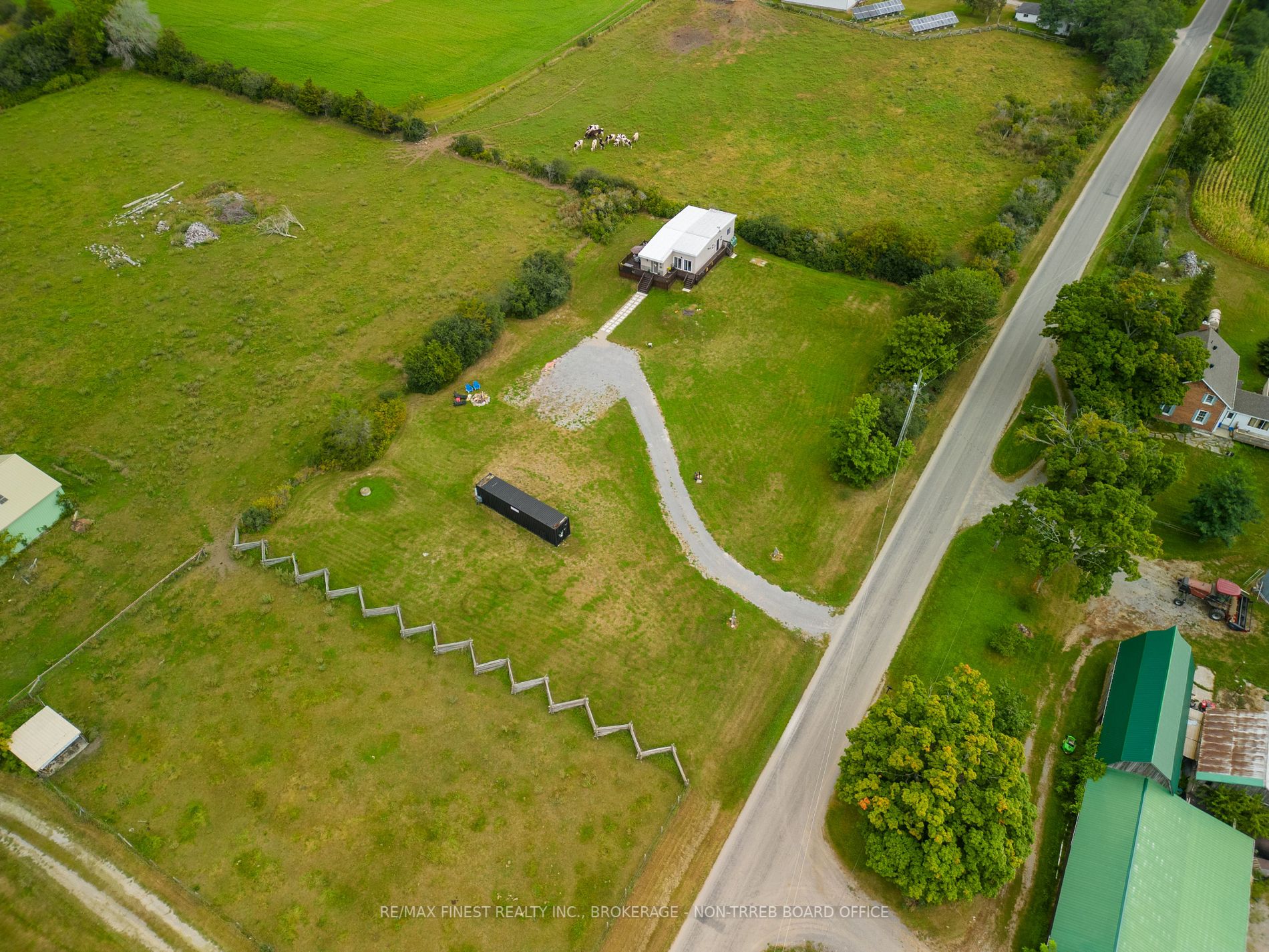 1087 Melville Rd