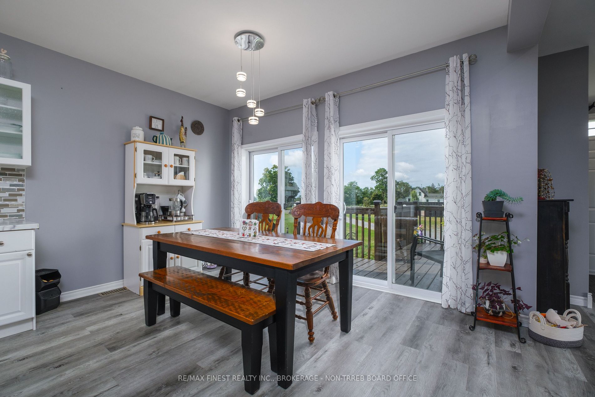 1087 Melville Rd