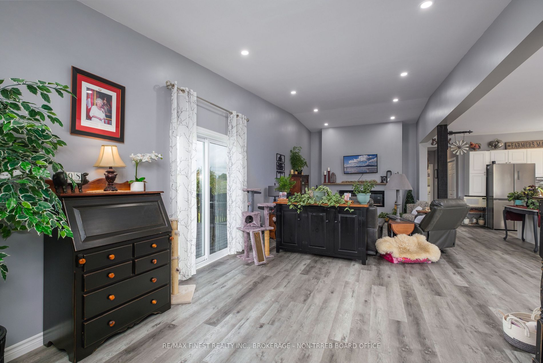1087 Melville Rd