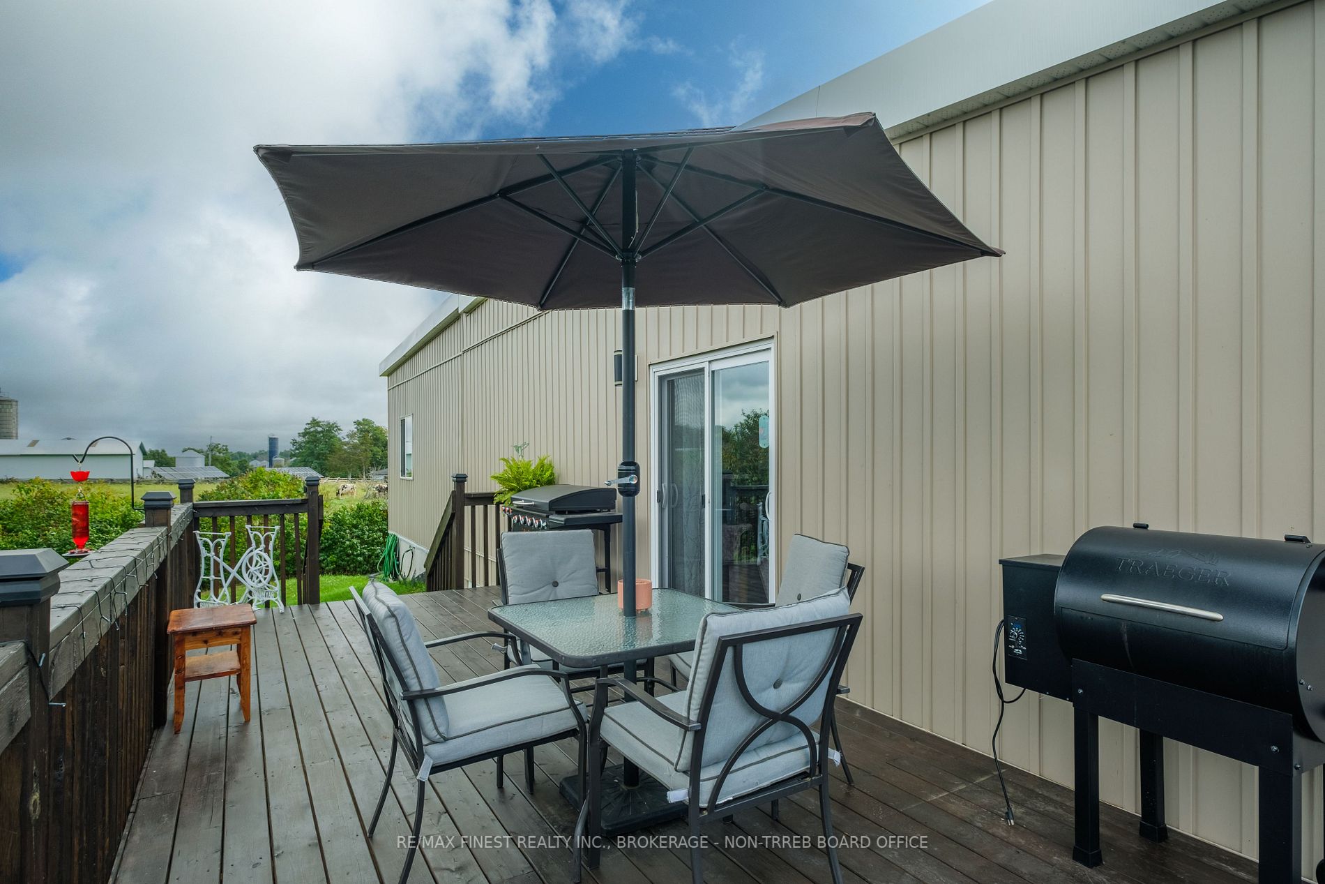 1087 Melville Rd