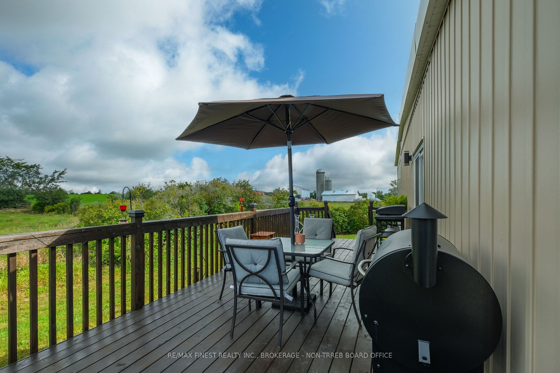 1087 Melville Rd