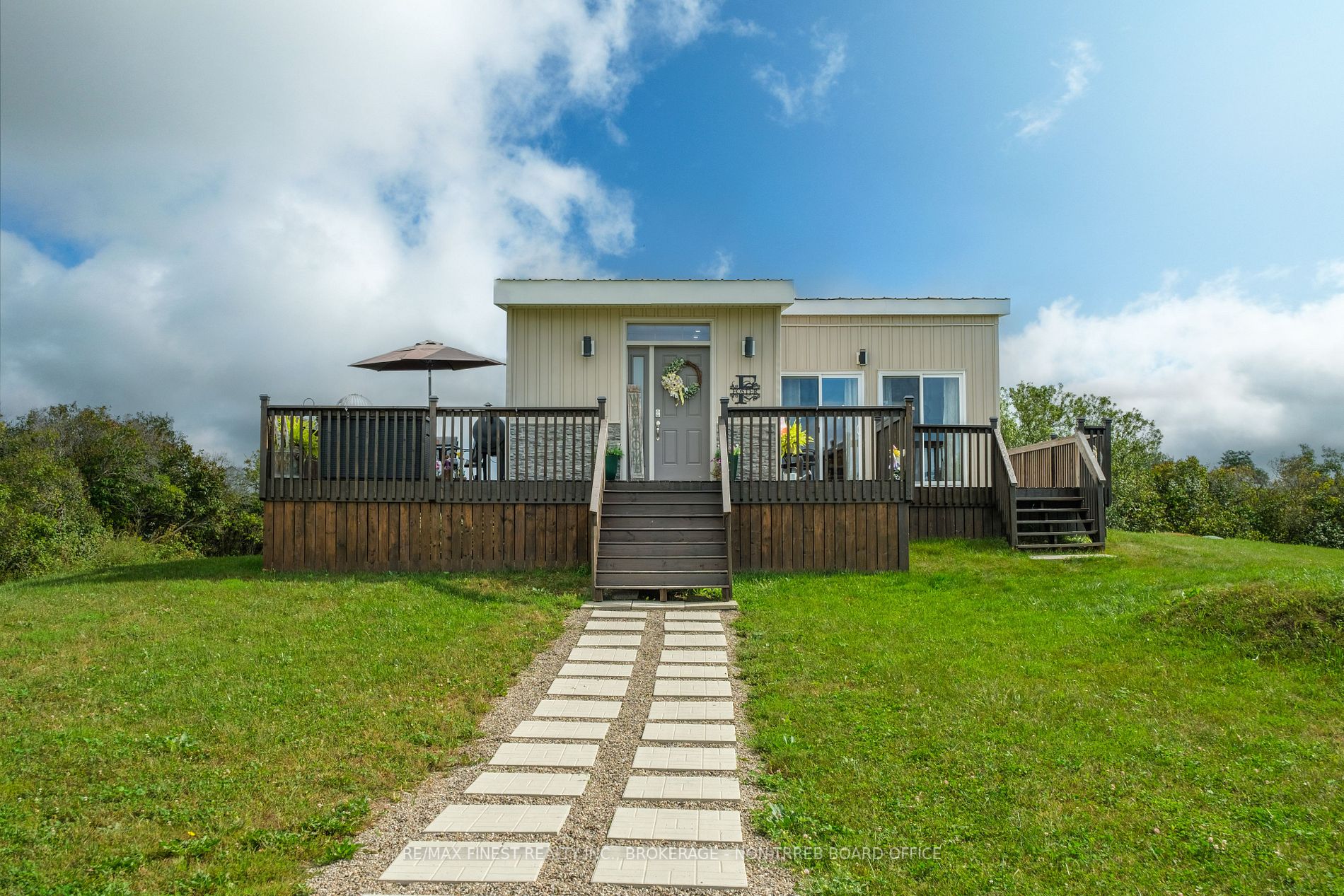 1087 Melville Rd