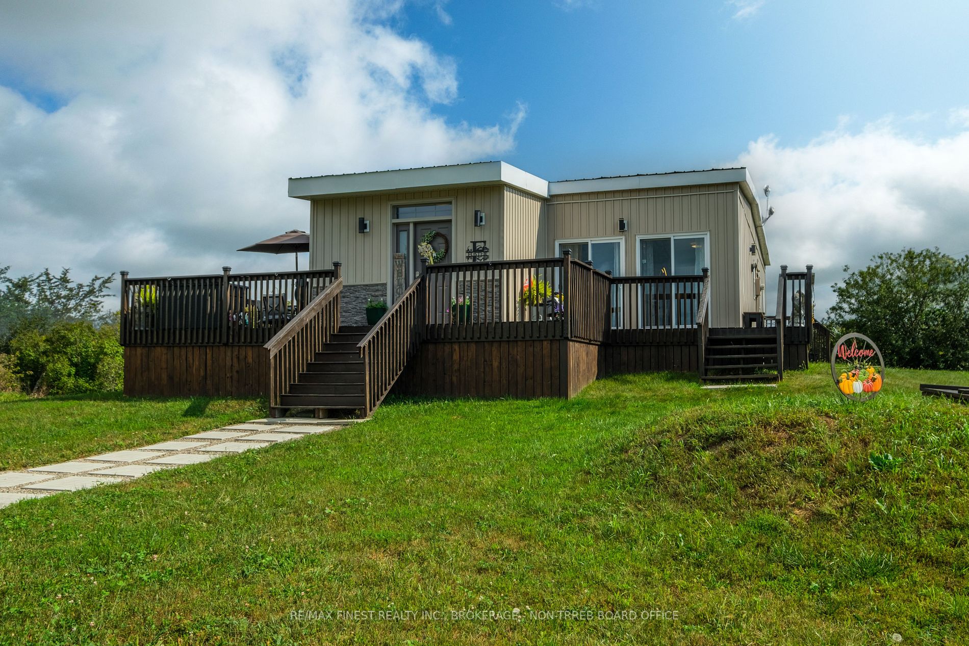 1087 Melville Rd