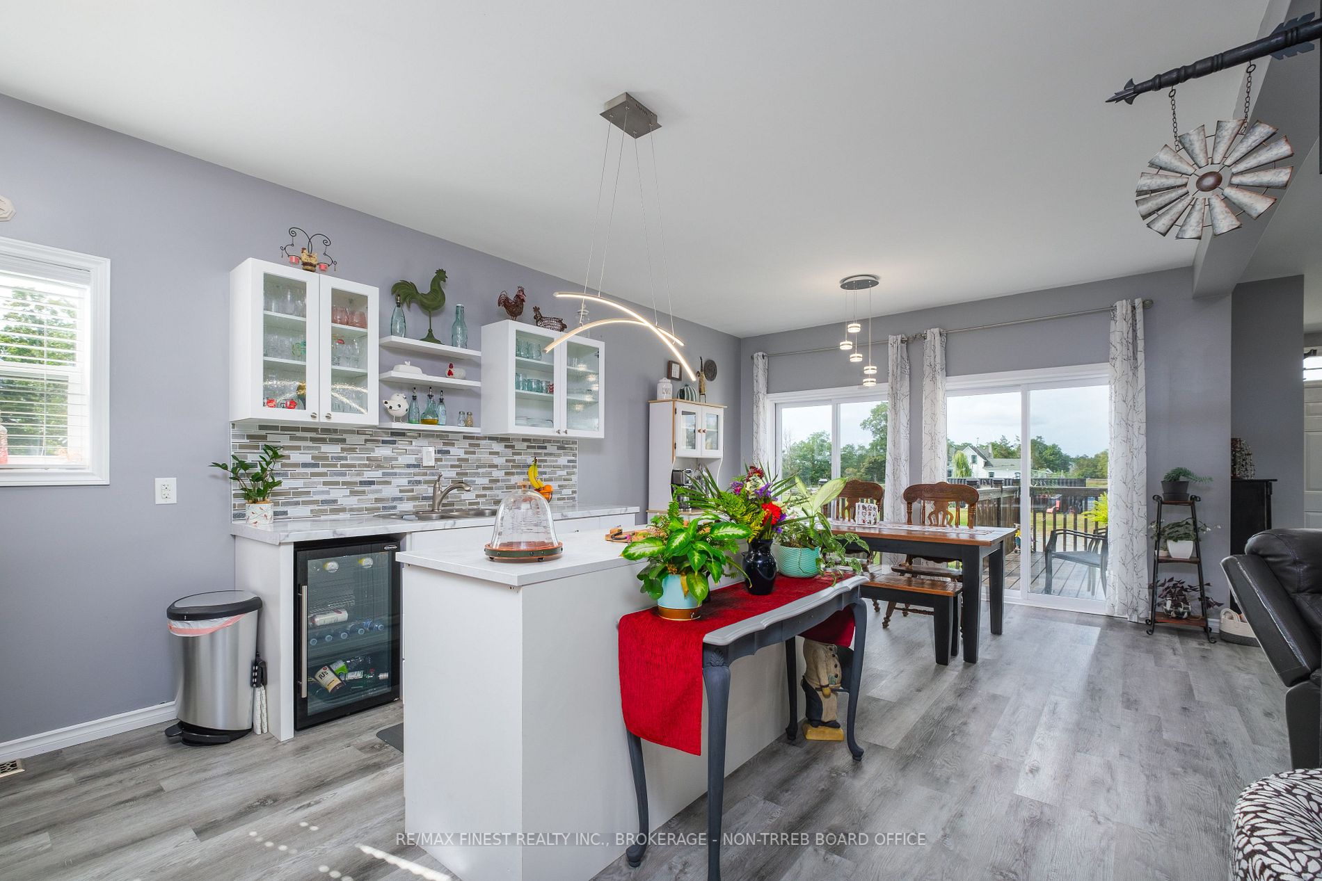1087 Melville Rd