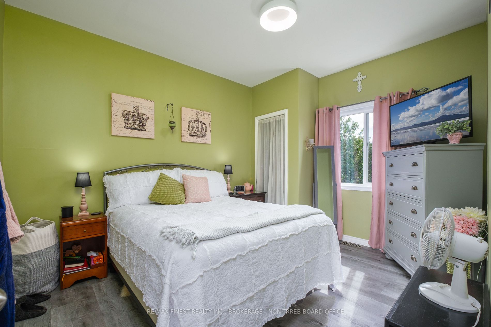 1087 Melville Rd
