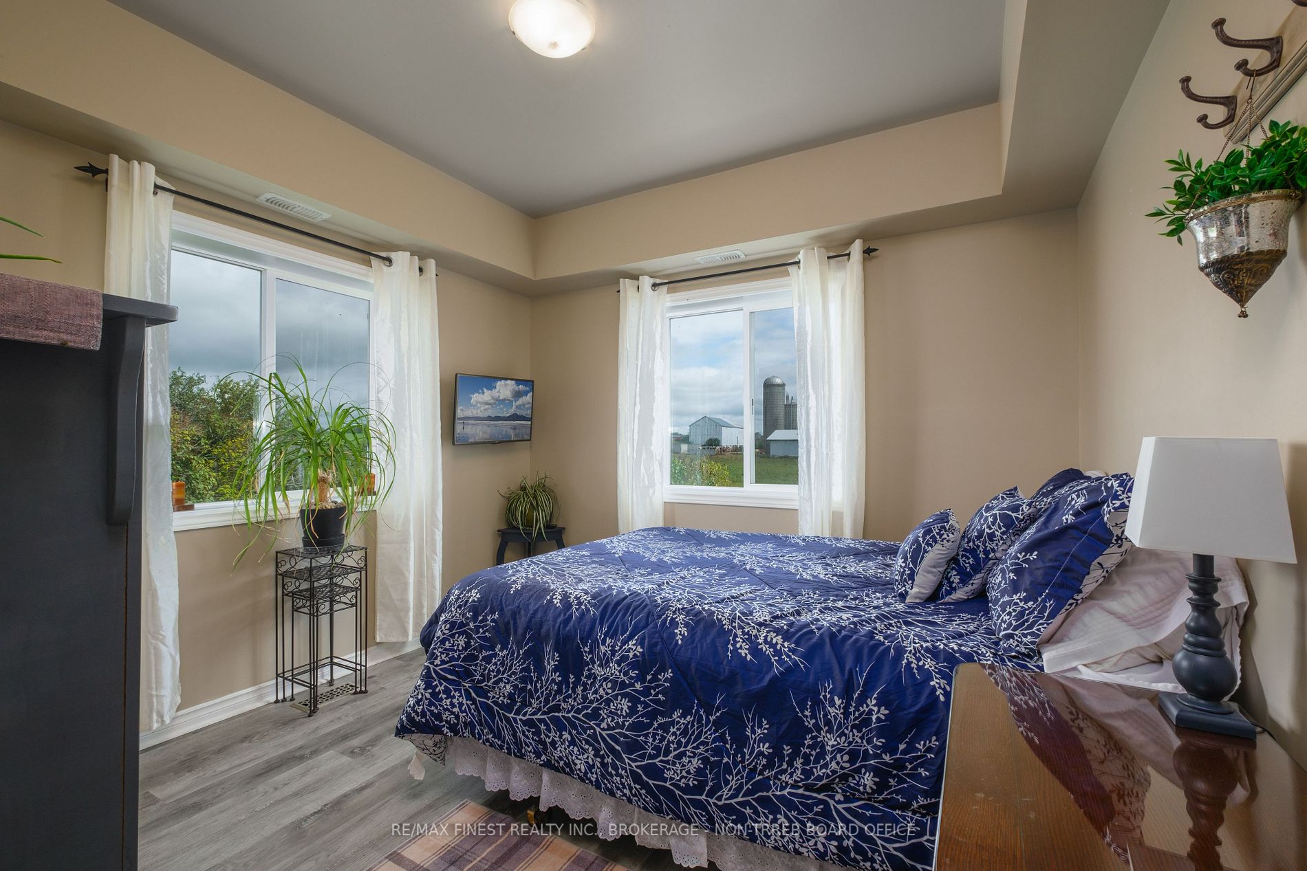 1087 Melville Rd