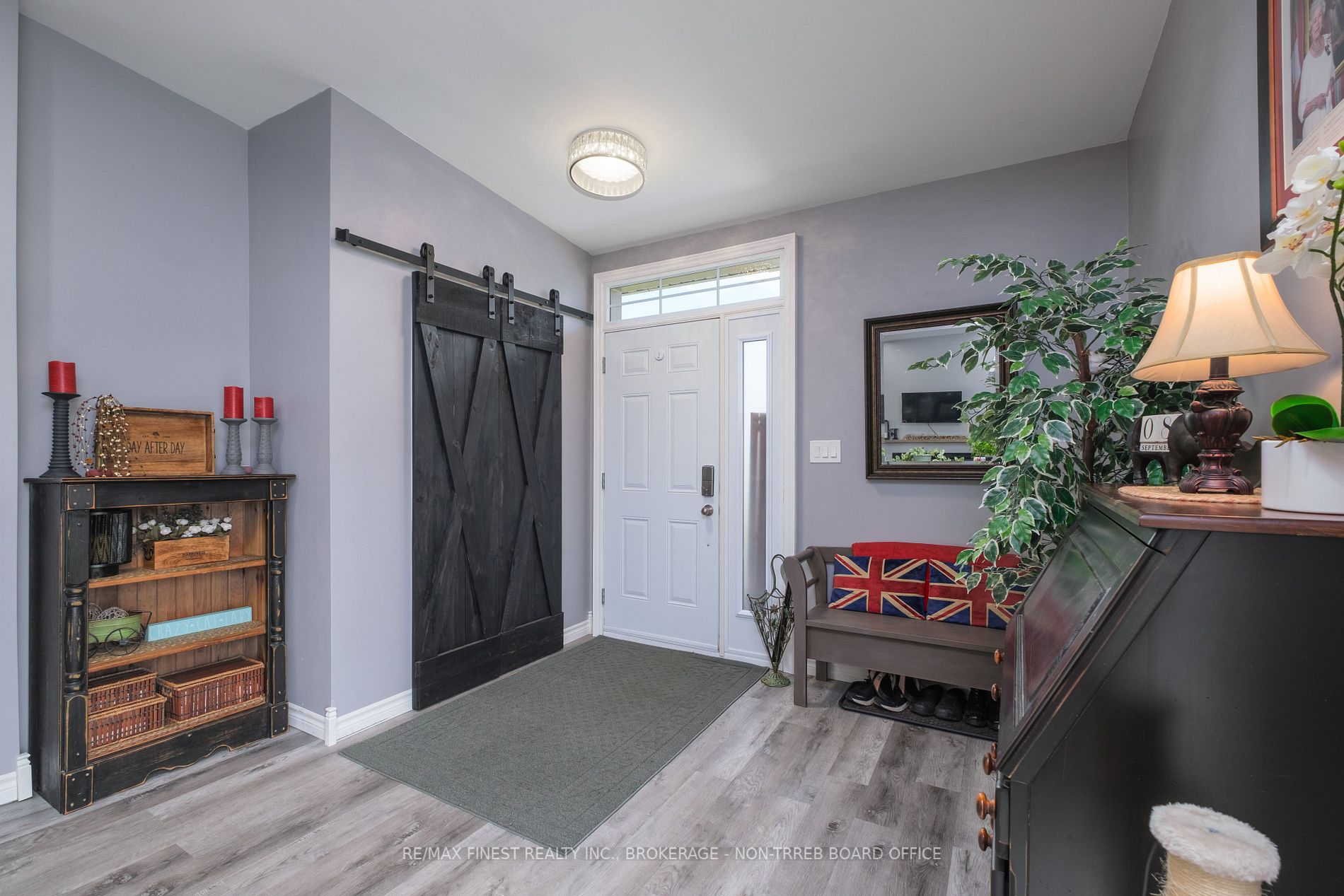 1087 Melville Rd