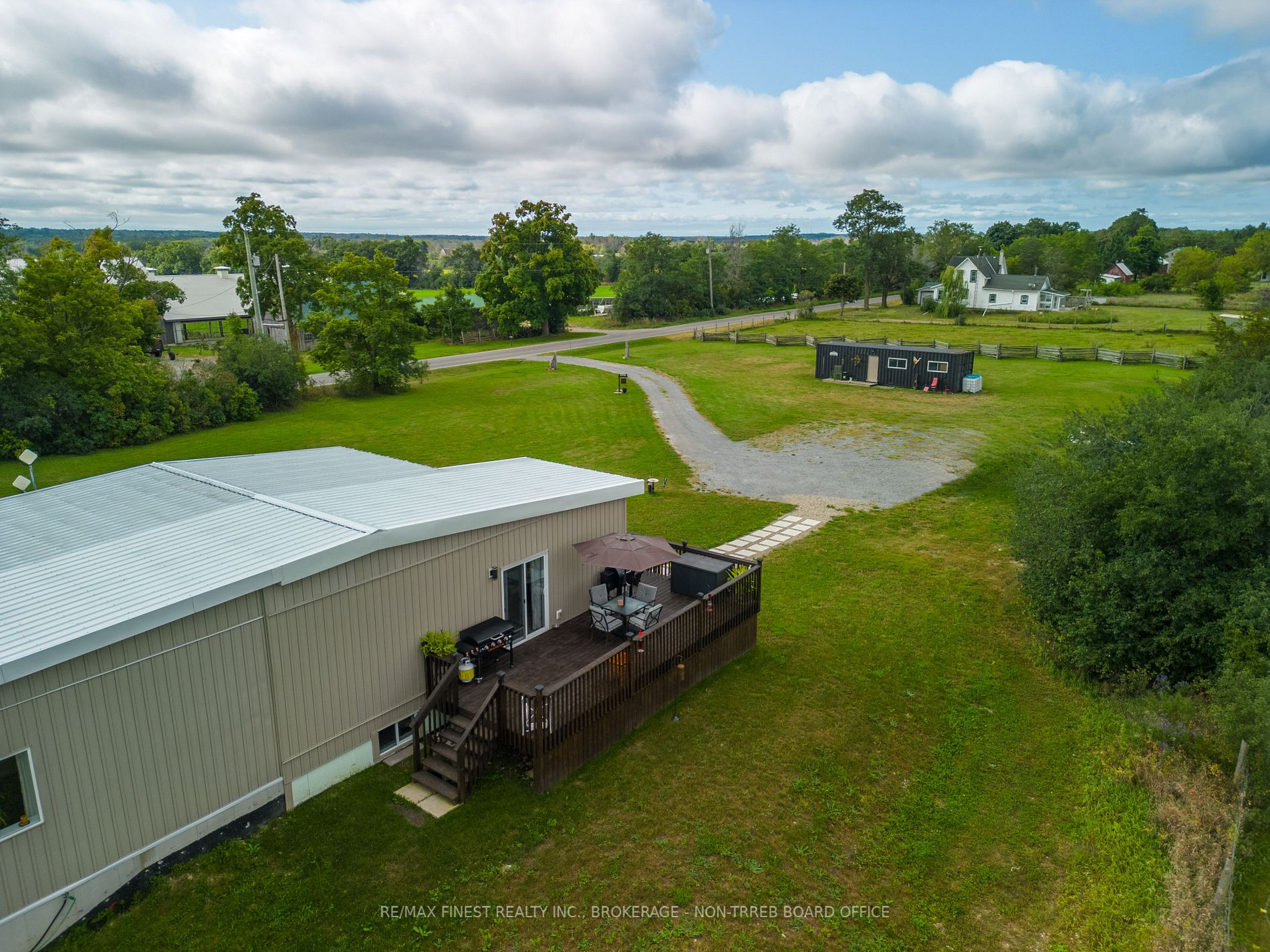 1087 Melville Rd