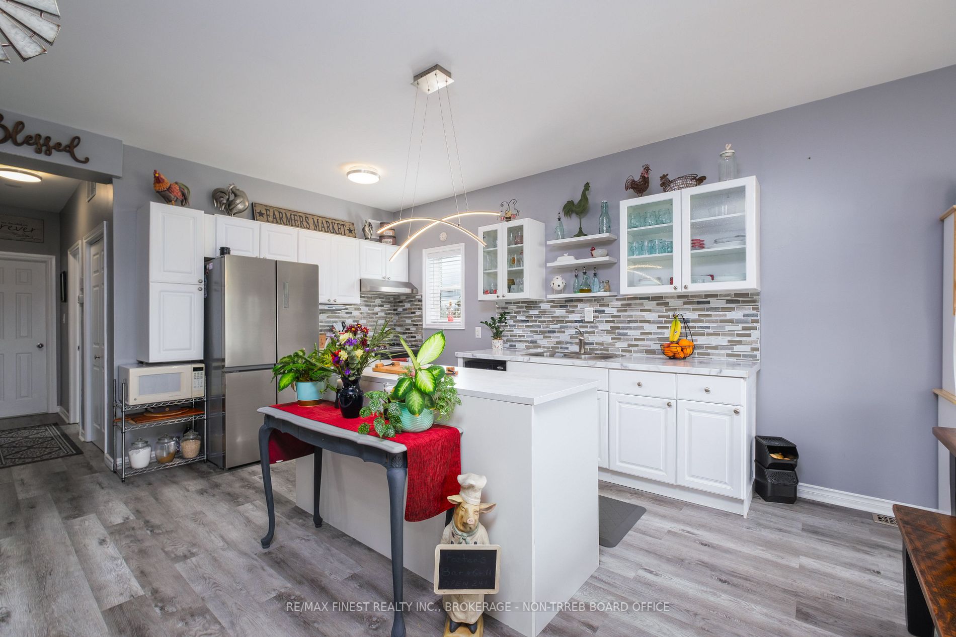 1087 Melville Rd