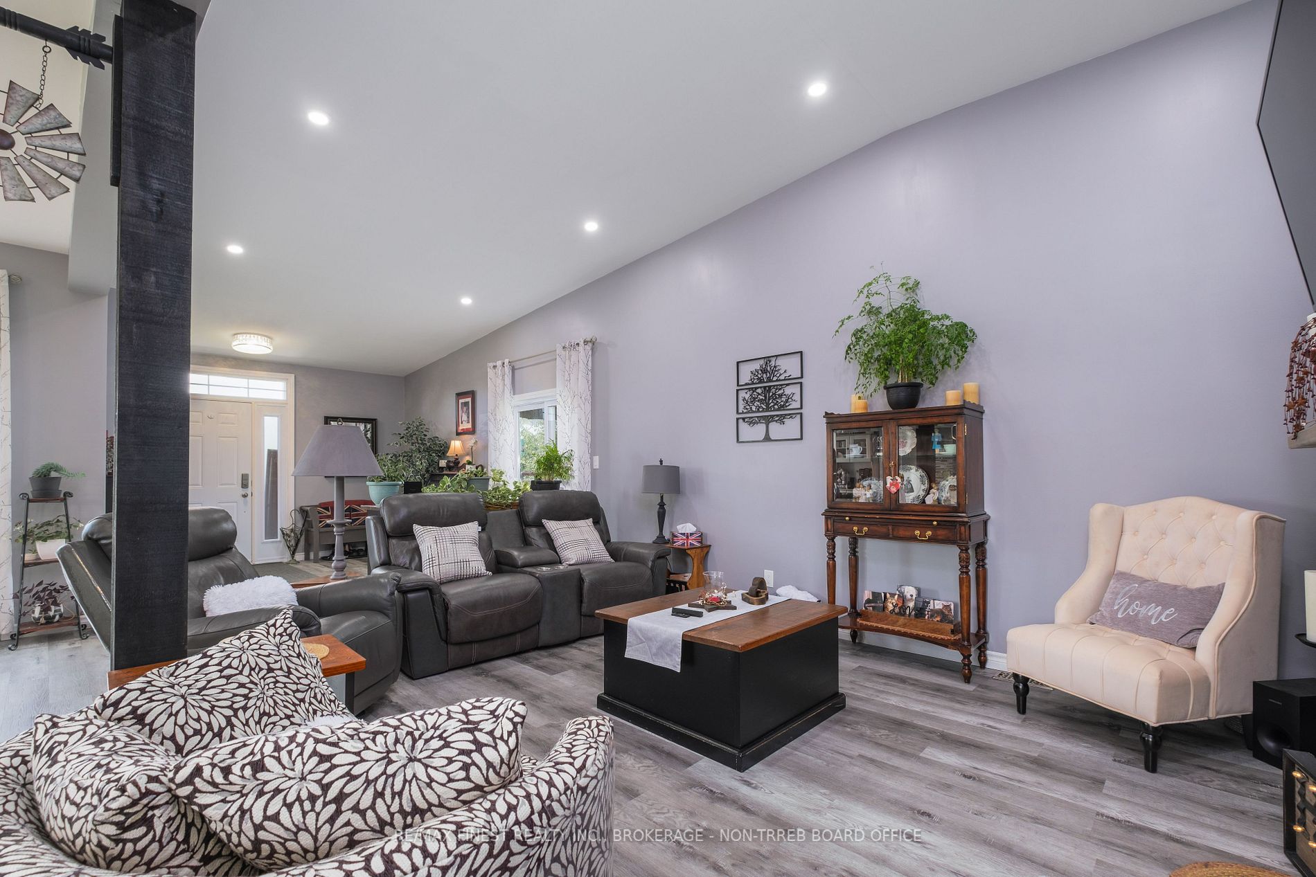 1087 Melville Rd