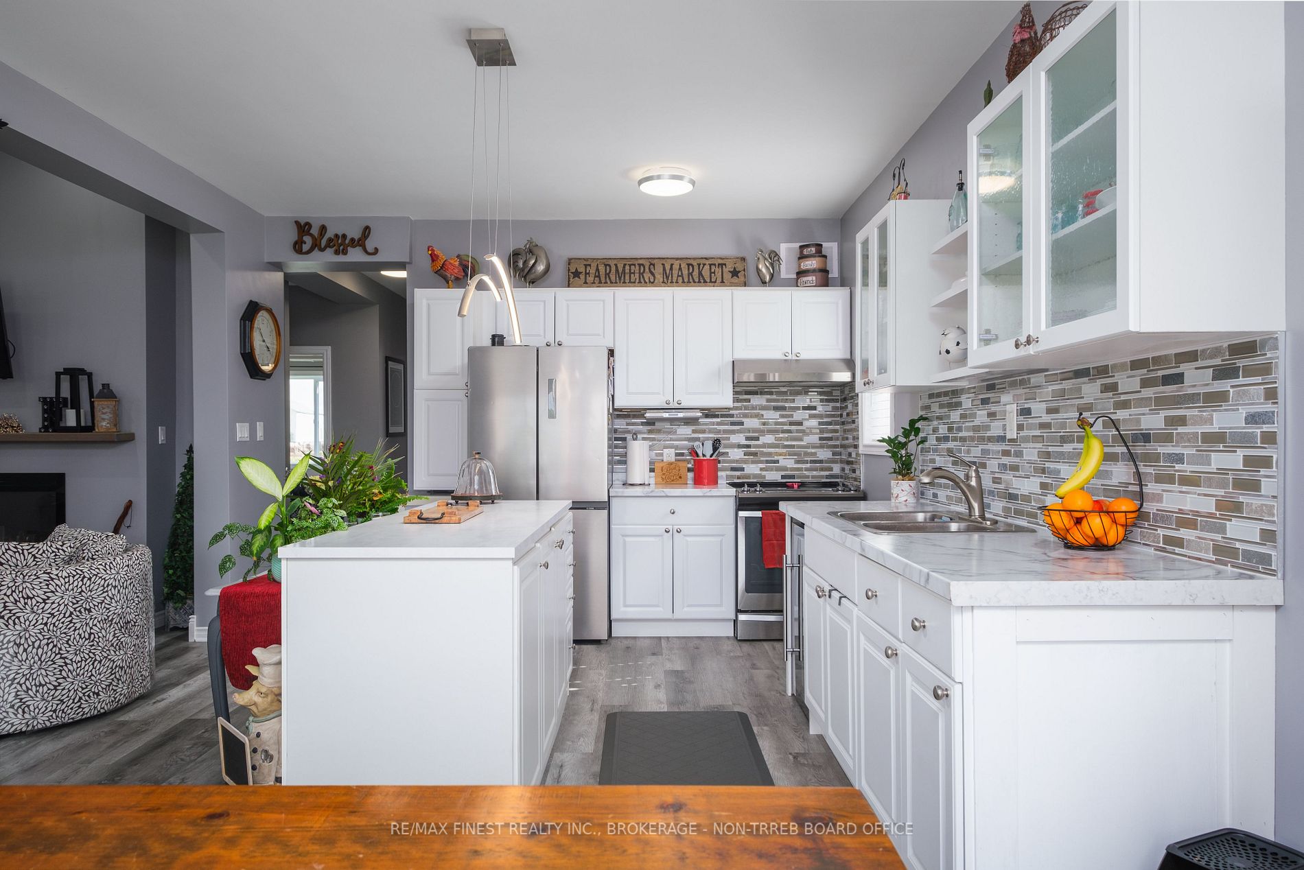 1087 Melville Rd