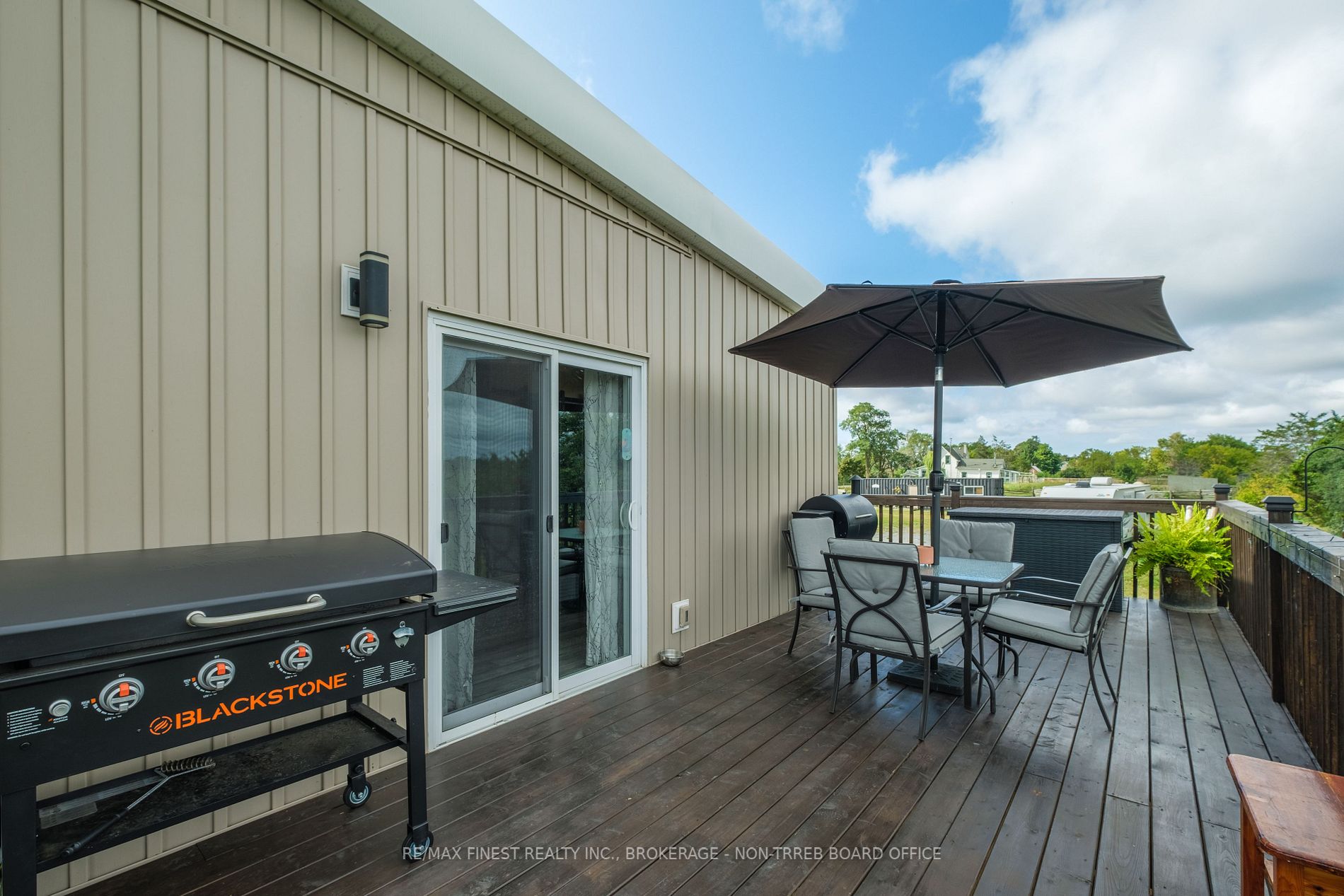 1087 Melville Rd