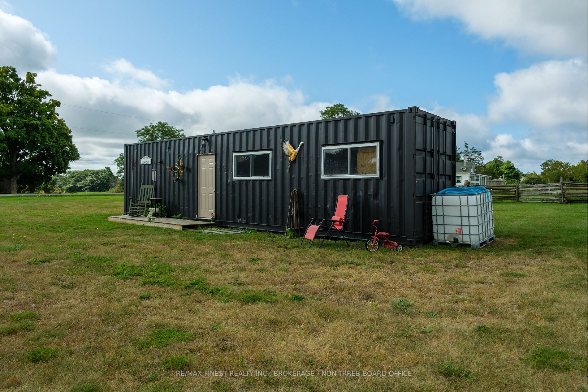 1087 Melville Rd
