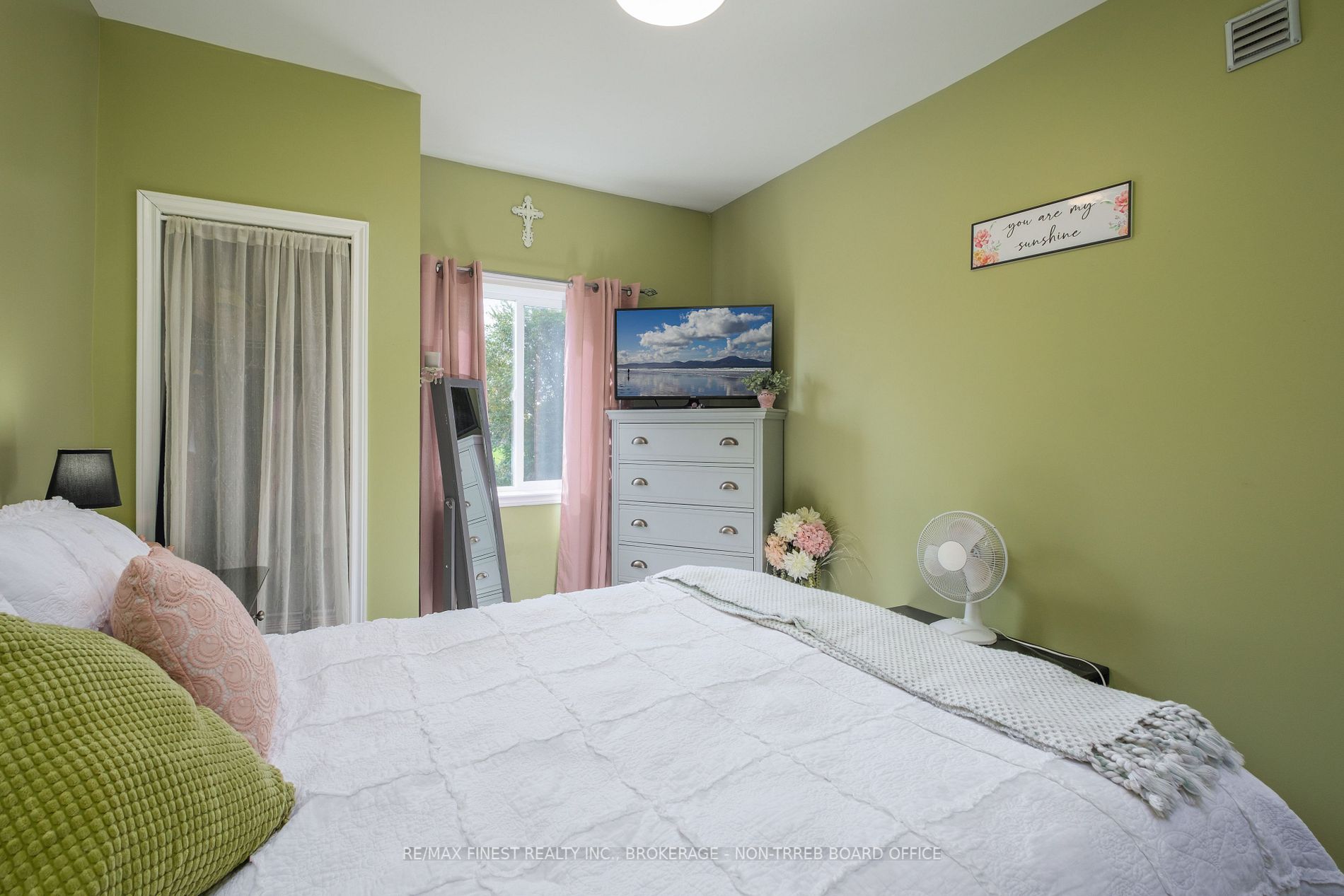 1087 Melville Rd