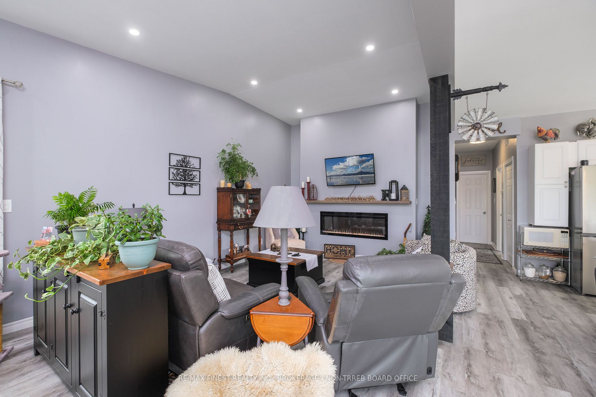 1087 Melville Rd