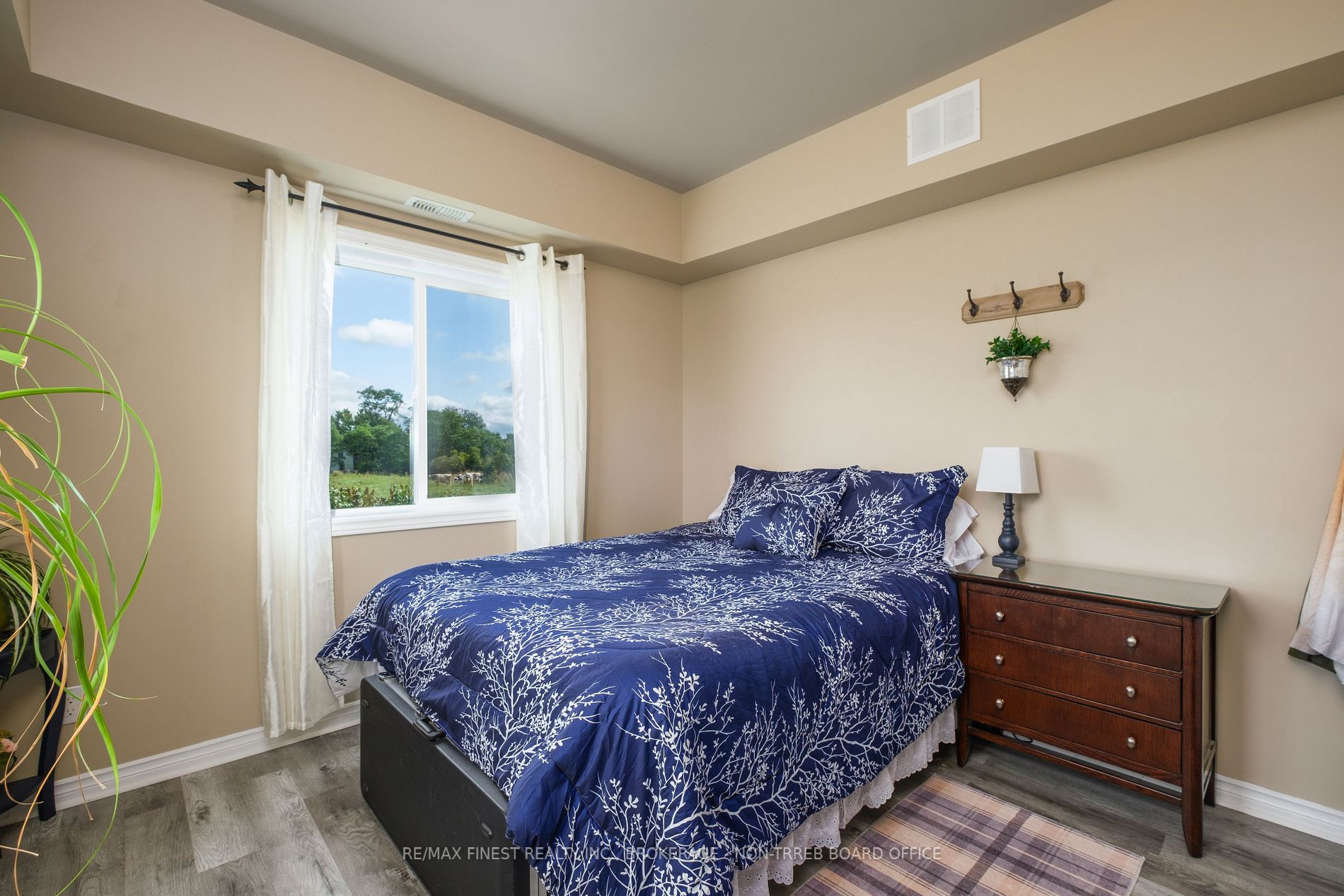 1087 Melville Rd