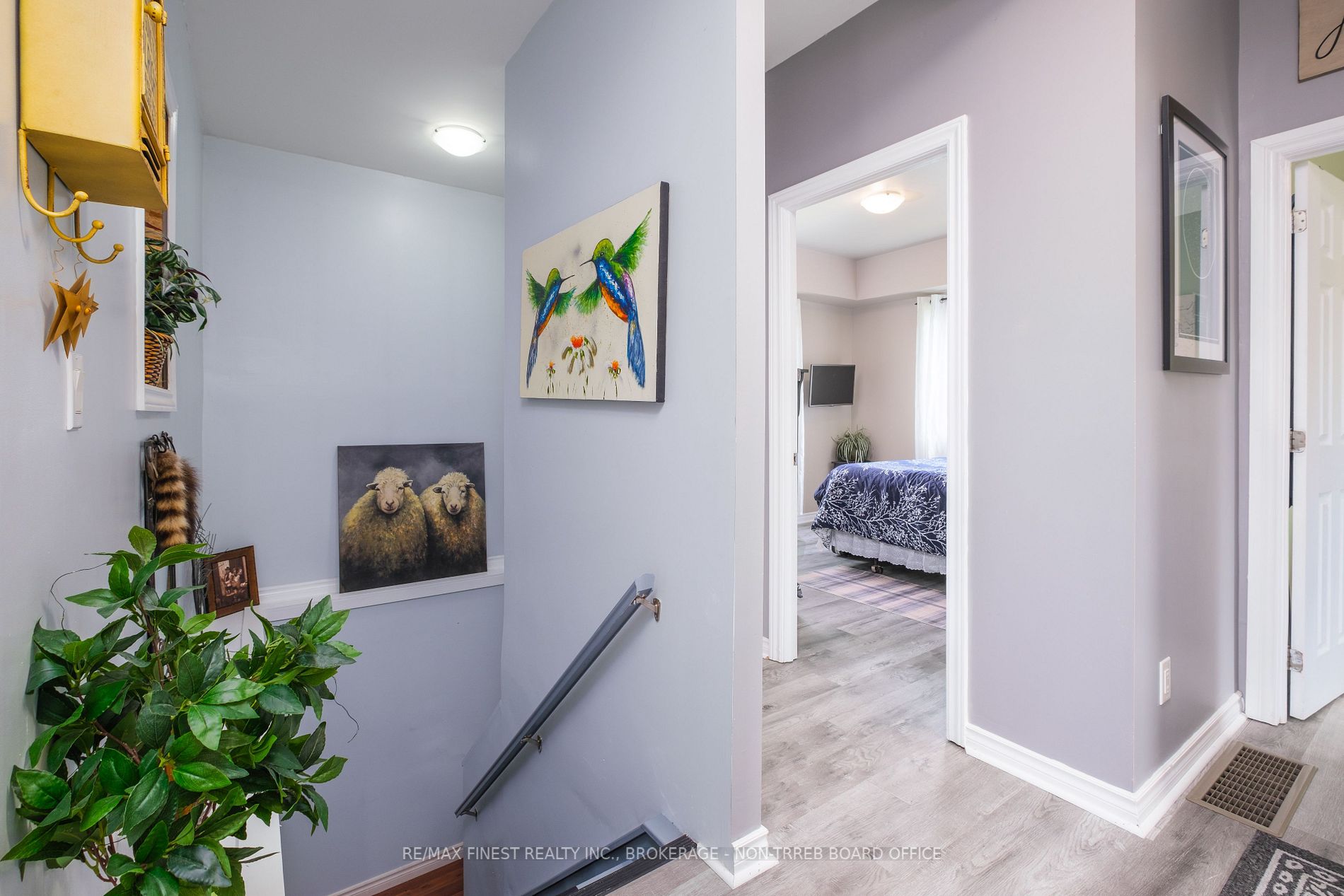 1087 Melville Rd