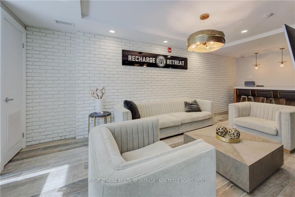 63 Arthur Street S, #1001