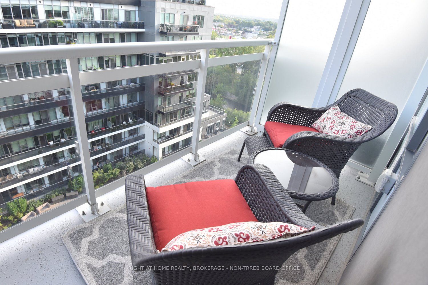 63 Arthur Street S, #1001